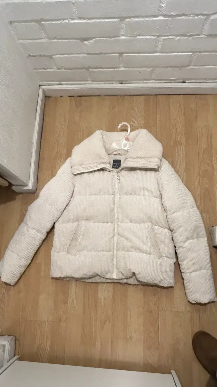 Chaqueta acolchada beige Primark con cuello alto - 1