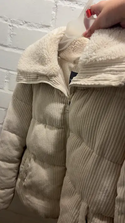 Chaqueta acolchada beige Primark con cuello alto - miniatura 2