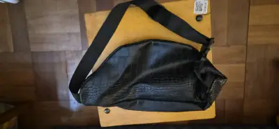 Banano negro de cuero sintético con diseño reptil - miniatura 2