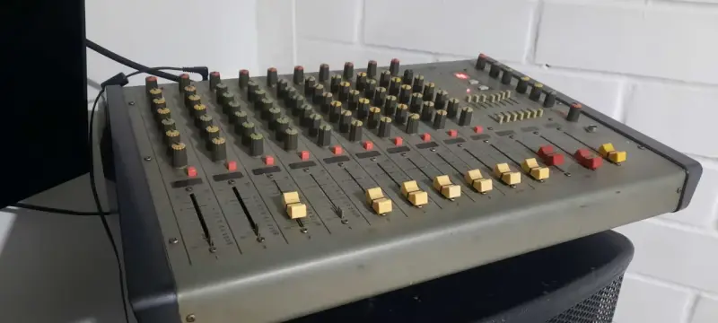 Parlante profesional con mezcladora y audífonos - 2