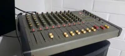 Parlante profesional con mezcladora y audífonos - miniatura 2