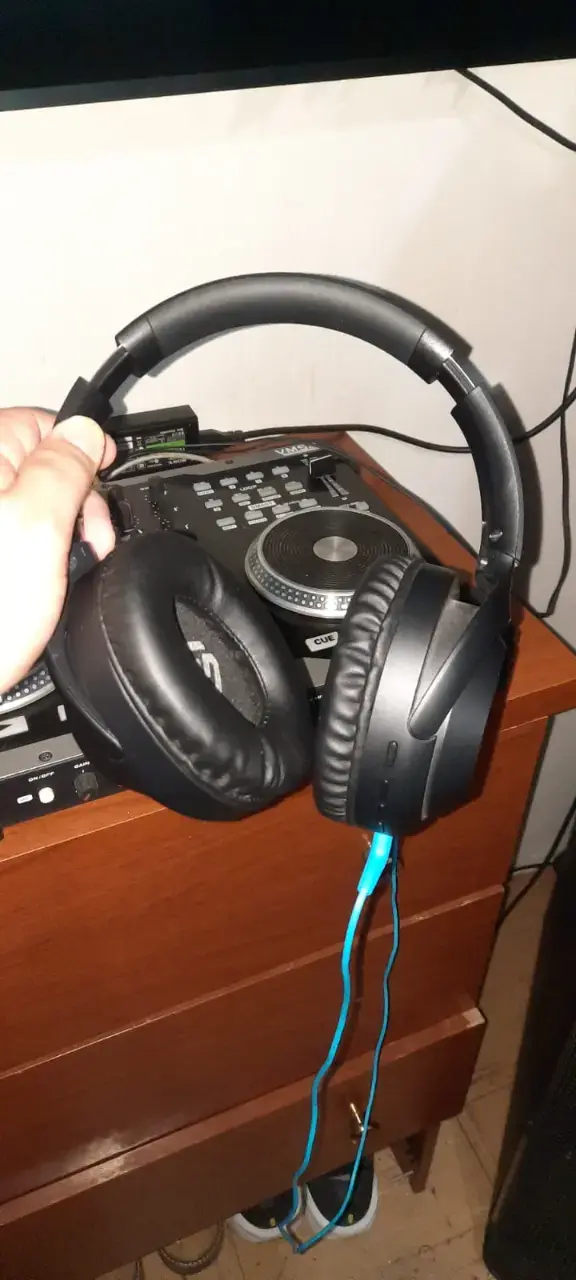 Parlante profesional con mezcladora y audífonos - 3