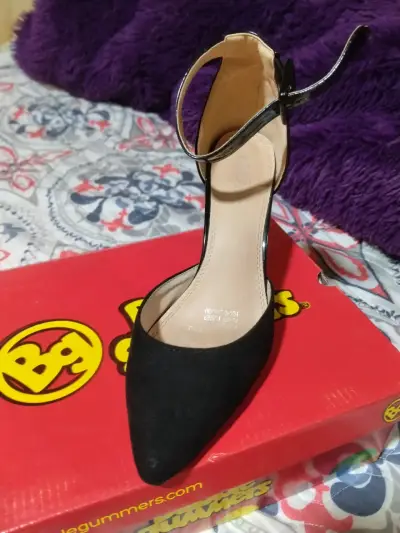 Zapatos de tacón negro elegantes - miniatura 1