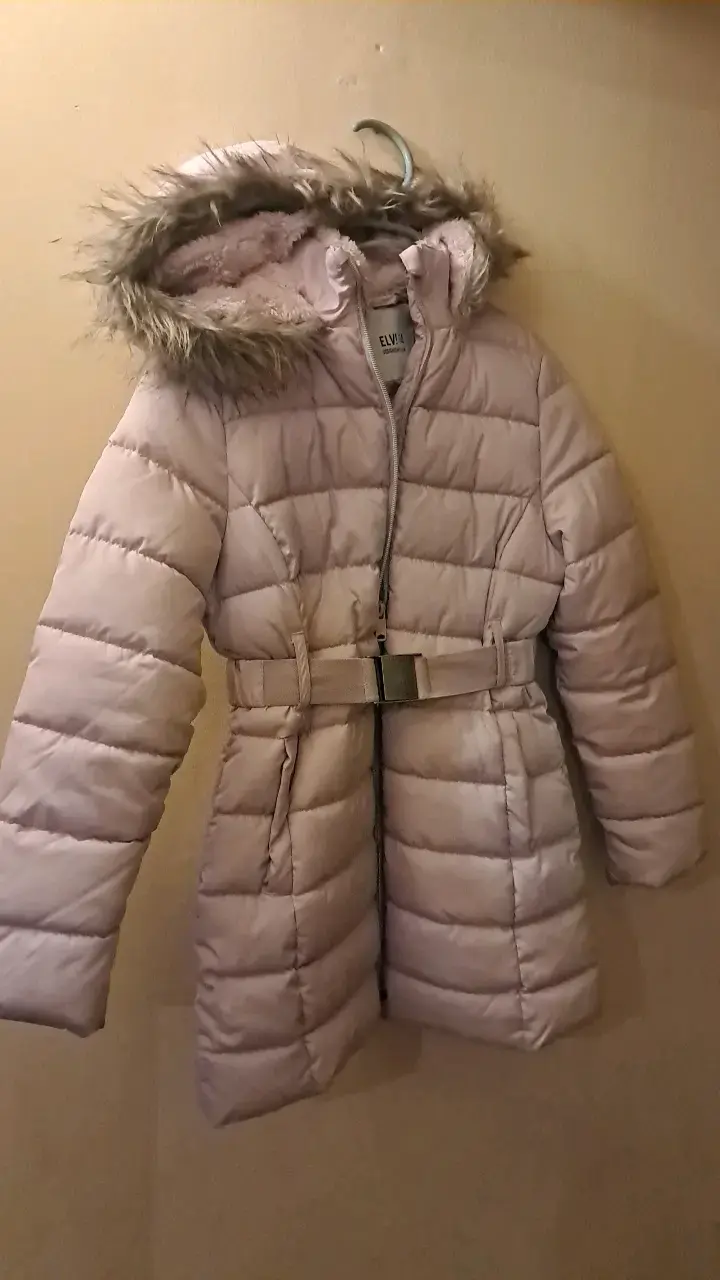 Abrigo de invierno para niña con capucha y cinturón - 1