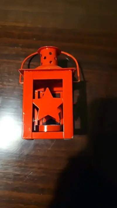 Farol decorativo rojo con estrella - miniatura 1