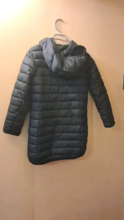 Abrigo largo acolchado con capucha para mujer - miniatura 4
