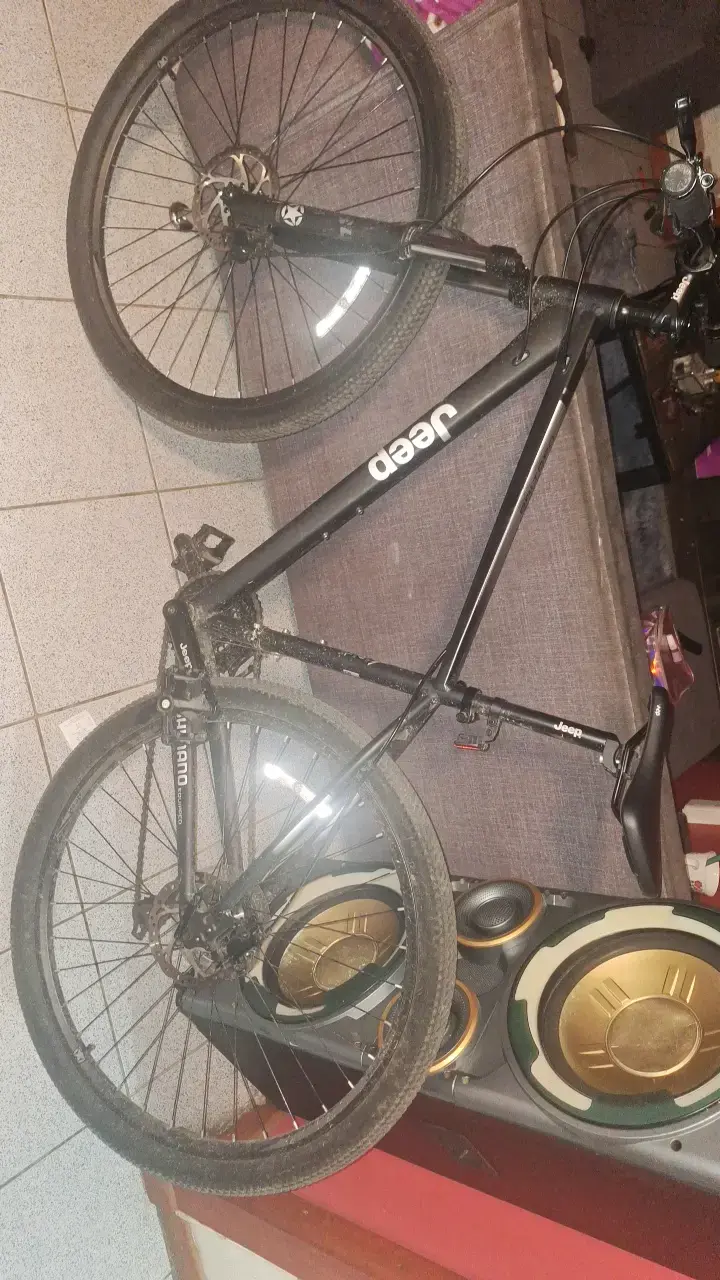 Bicicleta Jeep de montaña negra