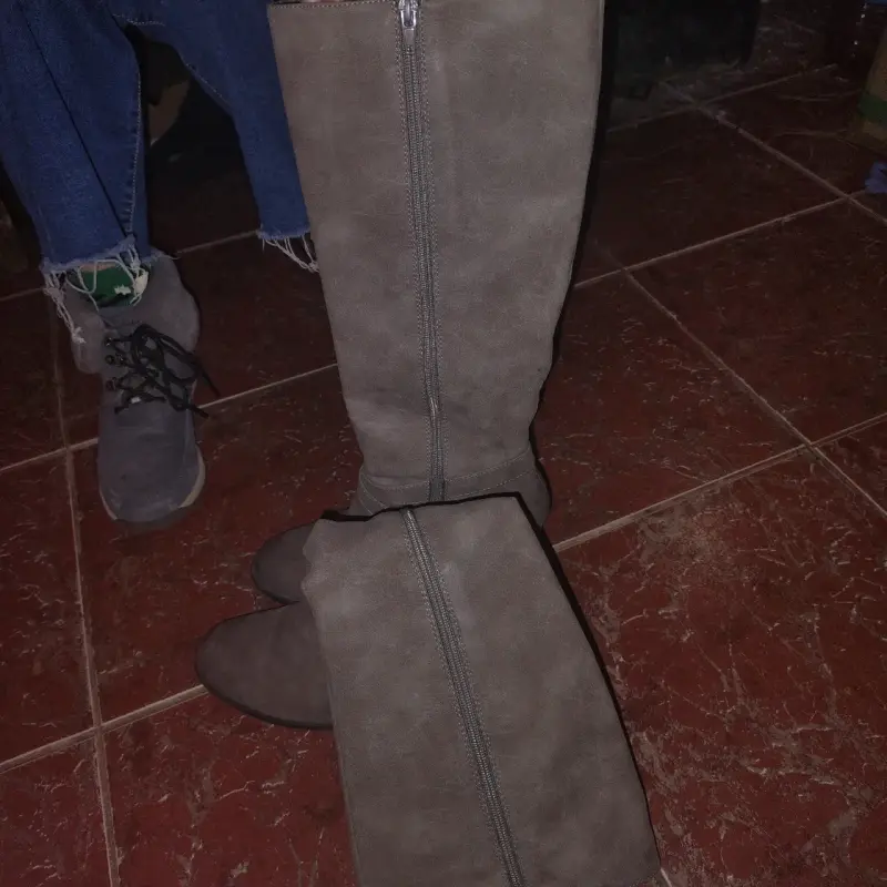 Botas altas de gamuza gris con tacón - 1