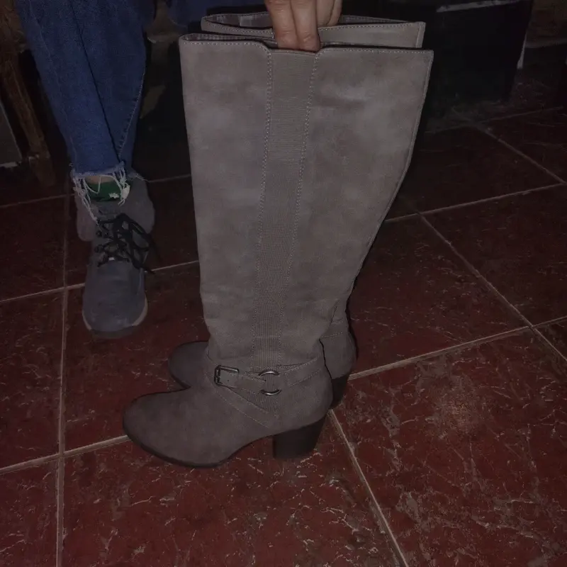 Botas altas de gamuza gris con tacón - 2