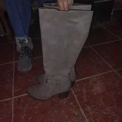 Botas altas de gamuza gris con tacón - miniatura 2