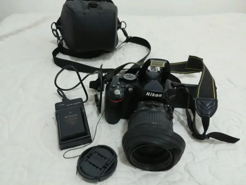 Cámara Nikon D5100 con lente y accesorios - 1