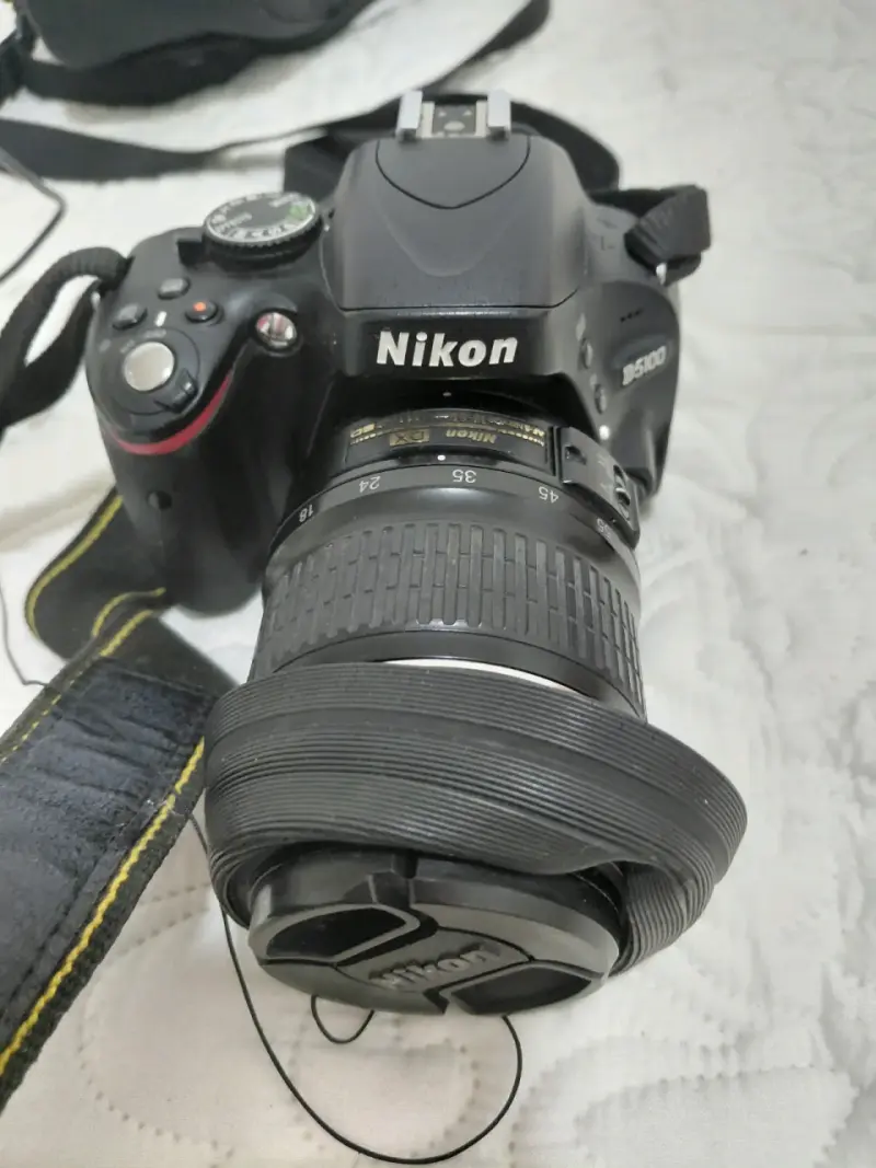 Cámara Nikon D5100 con lente y accesorios - 2