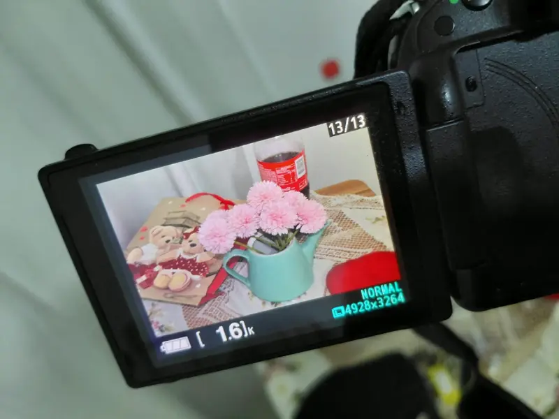 Cámara Nikon D5100 con lente y accesorios - 4