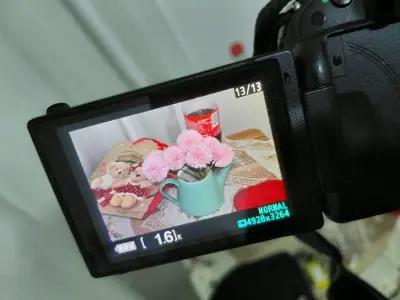 Cámara Nikon D5100 con lente y accesorios - miniatura 4