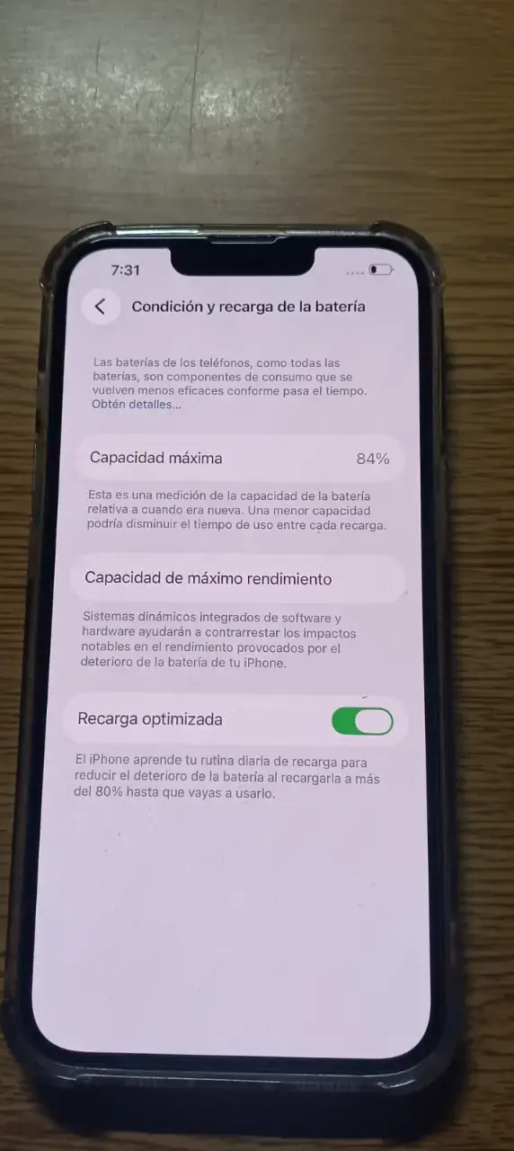 iPhone con funda transparente y buena batería - 1