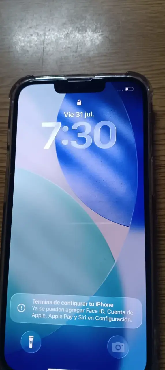 iPhone con funda transparente y buena batería - 5