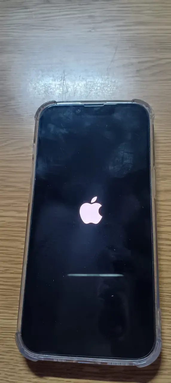 iPhone con funda transparente y buena batería - 6