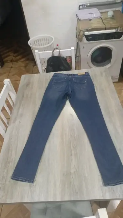 Jeans azul clásico para mujer - miniatura 2