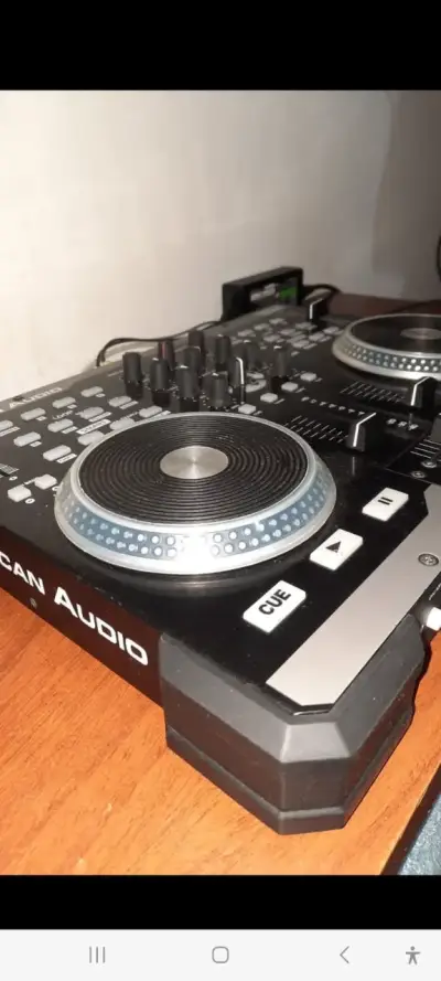 Controlador DJ American Audio VMS2 en buen estado - miniatura 2