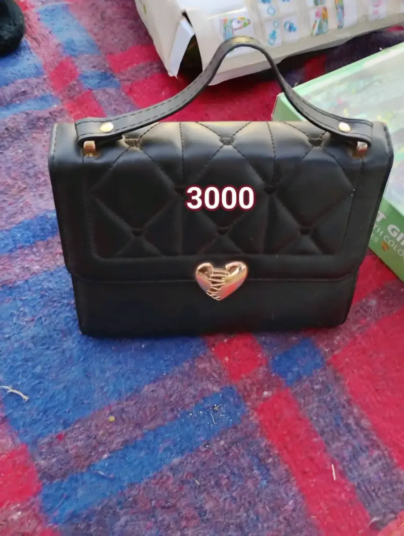 Cartera de mano negra con diseño acolchado - 1