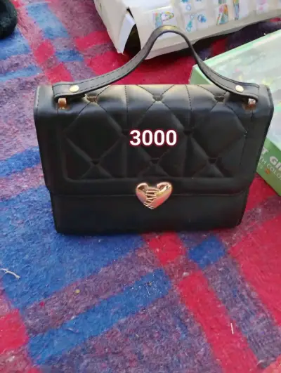 Cartera de mano negra con diseño acolchado - miniatura 1