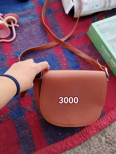 Cartera de mano negra con diseño acolchado - miniatura 2