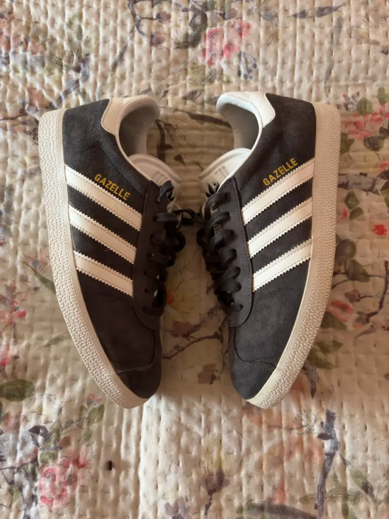 Zapatillas Adidas Gazelle grises - 2