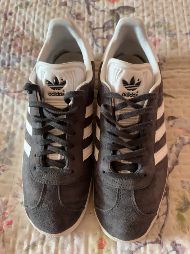 Zapatillas Adidas Gazelle grises - 4
