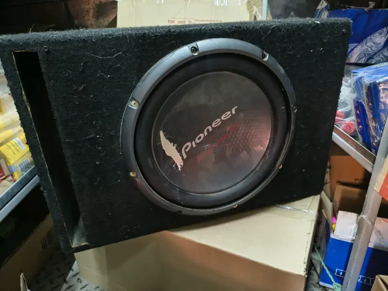 Subwoofer Pioneer en caja acústica - 2