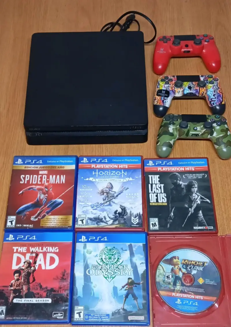 Consola PS4 con 3 controles y 6 juegos - 1