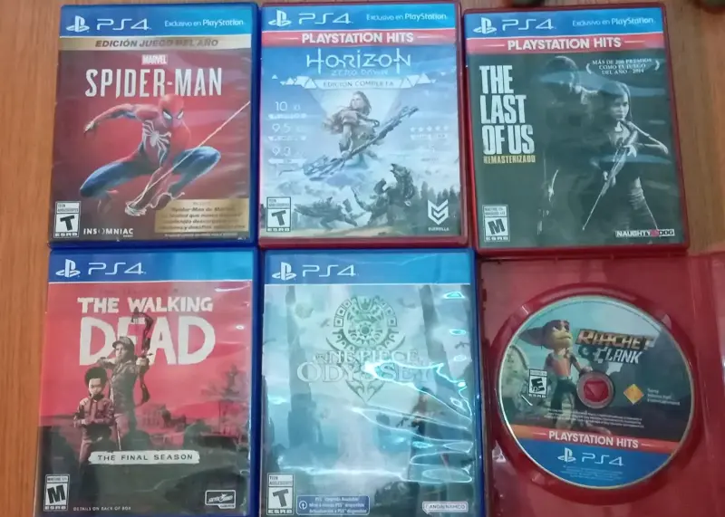 Consola PS4 con 3 controles y 6 juegos - 2