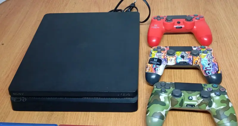 Consola PS4 con 3 controles y 6 juegos - 3