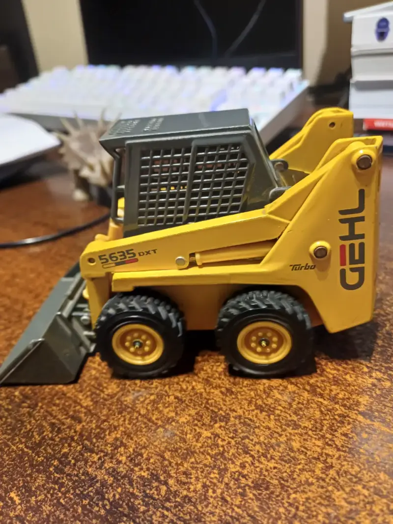 Mini cargadora Gehl 5635 DXT Turbo de juguete