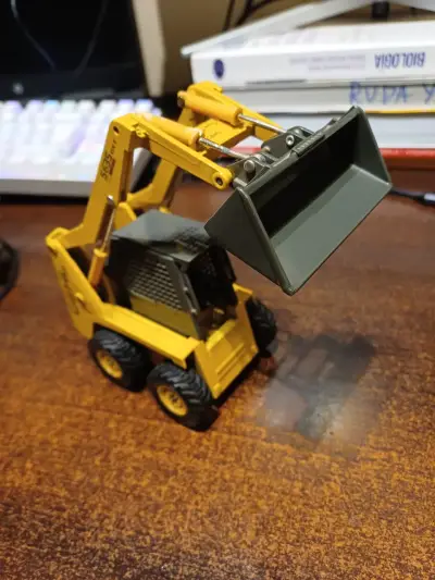 Mini cargadora Gehl 5635 DXT Turbo de juguete - miniatura 4