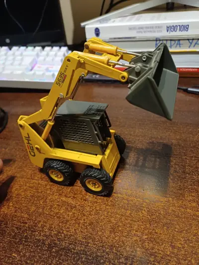 Mini cargadora Gehl 5635 DXT Turbo de juguete - miniatura 5