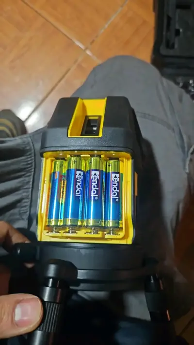 Nivel láser Stanley con estuche y baterías - miniatura 1