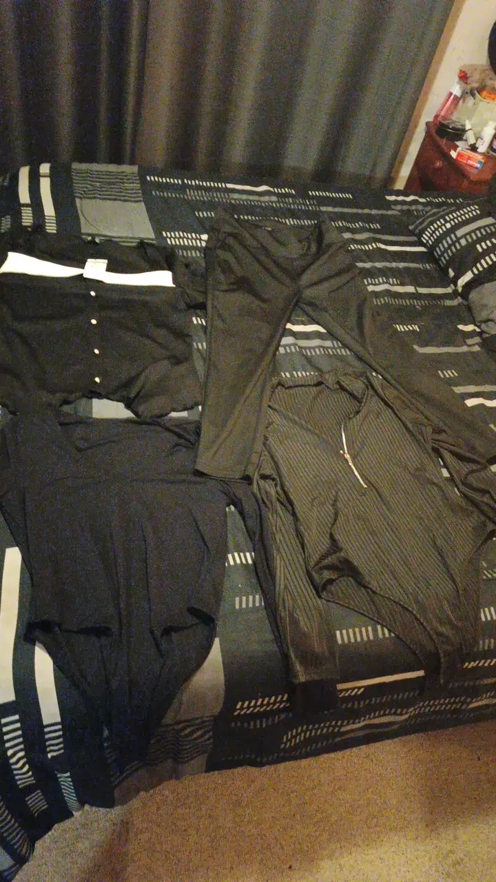 Cuatro piezas de ropa nueva, talla L