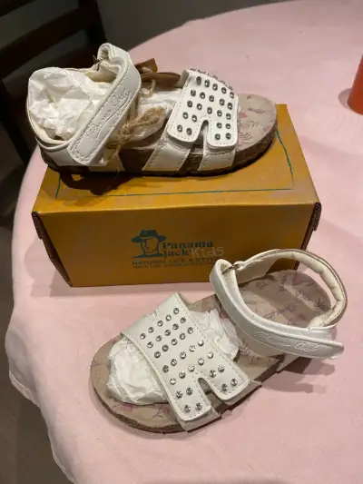 Sandalias blancas para niña con detalles brillantes - miniatura 1