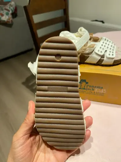 Sandalias blancas para niña con detalles brillantes - miniatura 3
