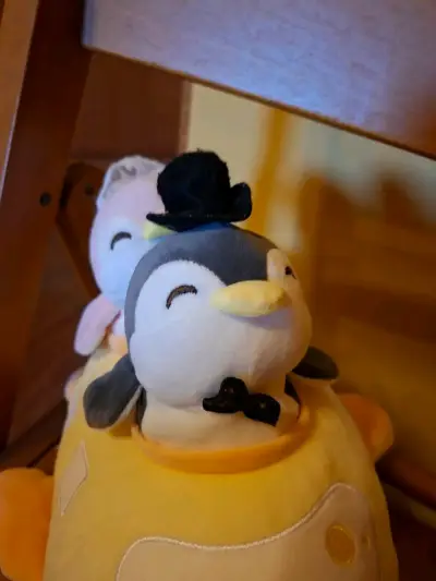 Peluche de pingüinos en avión amarillo - miniatura 1