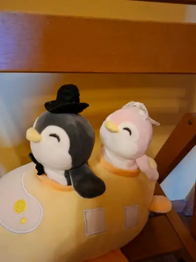 Peluche de pingüinos en avión amarillo - miniatura 2