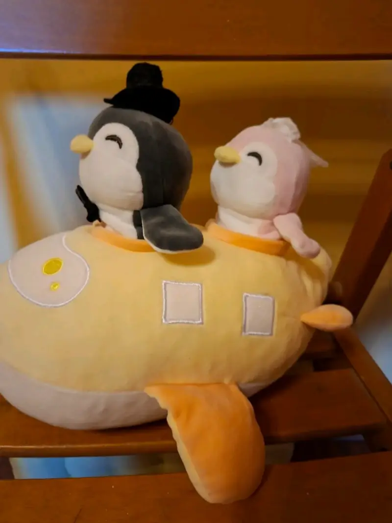 Peluche de pingüinos en avión amarillo - 3