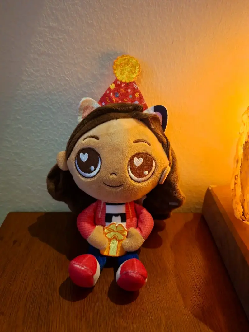 Peluche de gabby con gorro de fiesta - 1