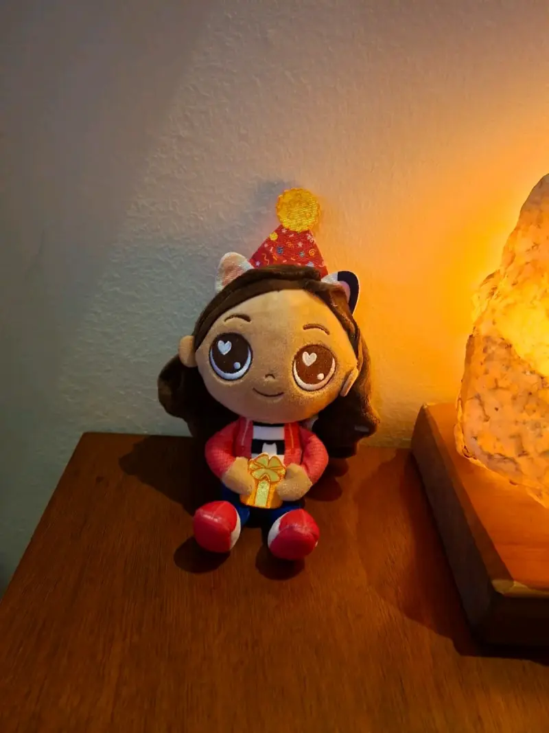Peluche de gabby con gorro de fiesta - 2
