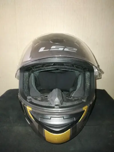 Casco de moto LS2 integral negro y dorado - miniatura 1