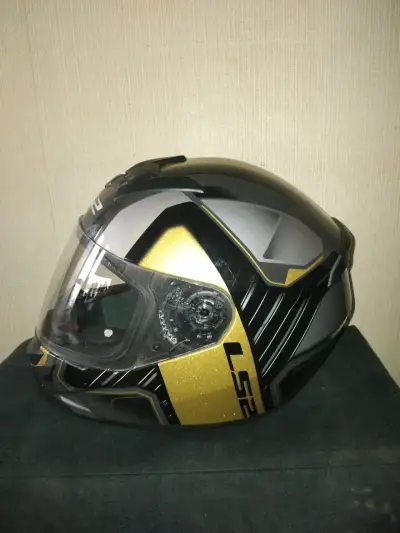 Casco de moto LS2 integral negro y dorado - miniatura 2