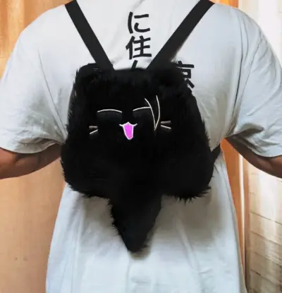 Mochila peluche gato negro con diseño divertido - miniatura 1