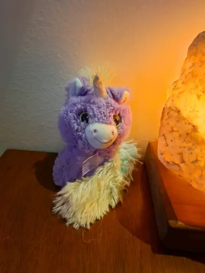 Peluche unicornio morado con cola multicolor - miniatura 2