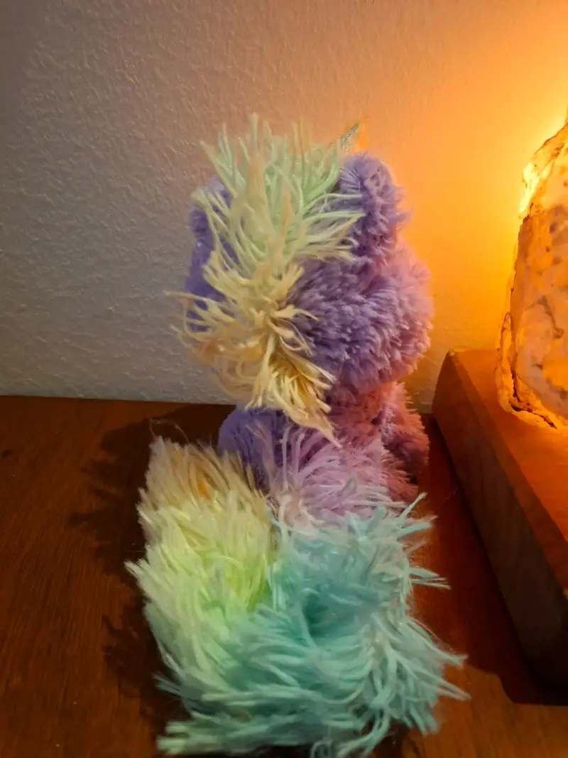 Peluche unicornio morado con cola multicolor - 3