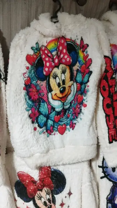 Polerón de felpa con diseño de personajes animados - miniatura 1